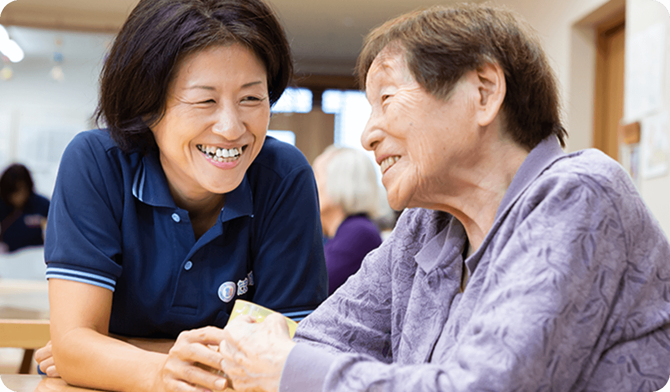 認知症の患者様とスタッフが会話している写真