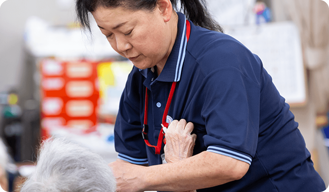 スタッフが介護している写真