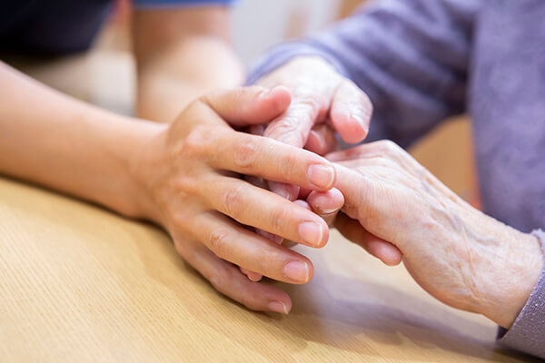 手を握りしめている写真
